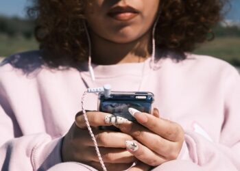 The iPod Revival: How Apple’s Iconic Music Player is Captivating Young Listeners