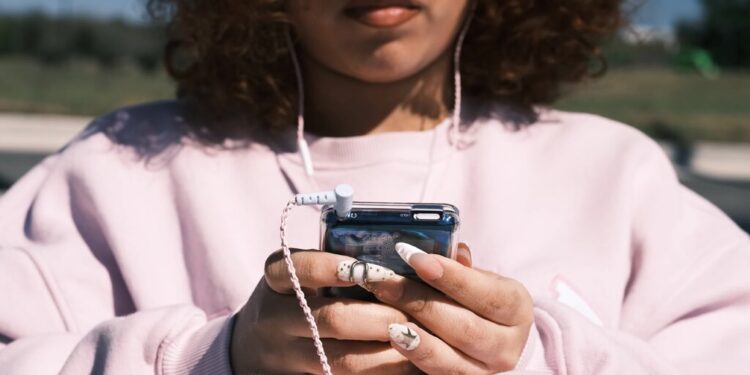 The iPod Revival: How Apple’s Iconic Music Player is Captivating Young Listeners